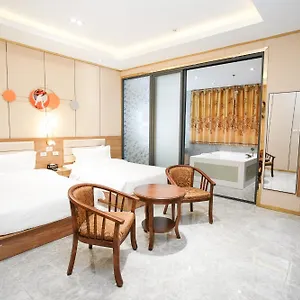 Hotel Me, Makati City